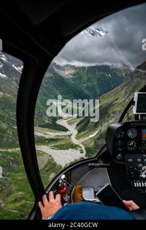 Vallée sauvage et romantique de Gasterntal dans les Alpes bernoises vue de l'hélicoptère Banque D'Images
