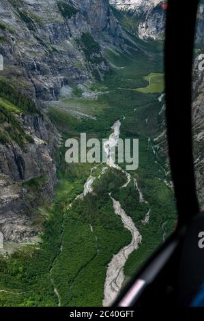 Vallée sauvage et romantique de Gasterntal dans les Alpes bernoises vue de l'hélicoptère Banque D'Images