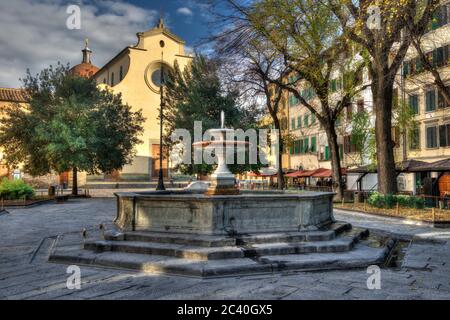 Vue sur la piazza Santo Spirito avec son église, au coeur du quartier populaire de San Frediano à Florence, en Italie Banque D'Images