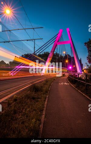 Trafic ferroviaire de nuit sur le pont Wladyslaw Jagiello à Bydgoszcz. Paysage de la ville de Niht. Exposition longue. Banque D'Images