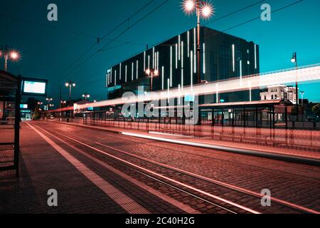 Gare principale de Bydgoszcz après le coucher du soleil. Heure bleue. Gare de Moder éclairée par les lumières de la ville. Banque D'Images