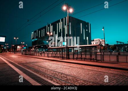 Gare principale de Bydgoszcz après le coucher du soleil. Heure bleue. Gare de Moder éclairée par les lumières de la ville. Banque D'Images