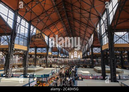 L'intérieur du Marché Central Hall (Nagy Vásárcsarnok), District IX, Budapest, Hongrie Banque D'Images