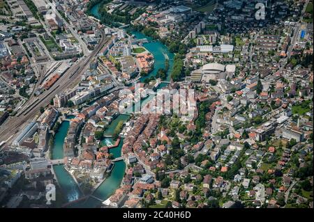 Centre ville de Thun avec Aare et Bälliz vu de l'hélicoptère Banque D'Images