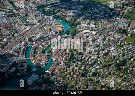 Centre ville de Thun avec Aare et Bälliz vu de l'hélicoptère Banque D'Images