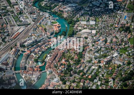 Vue aérienne du centre-ville de Thun avec Schloss Thun, Aare et Bälliz vu de l'hélicoptère Banque D'Images