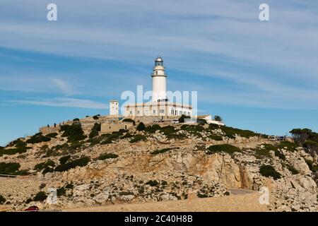 DAS beliebte Reiseziel am Cap de Formentor auf Mallorca. Der weisse Leuchturm vorm schönem Himmel auf einem hohen Berg Banque D'Images