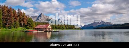 Panorama d'une maison de bateau au lac Maligne, dans le parc national Jasper, Alberta, montagnes Rocheuses, Canada Banque D'Images