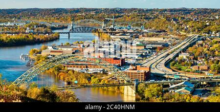 Ponts traversant la rivière Ohio à Pittsburgh, Pennsylvanie Banque D'Images