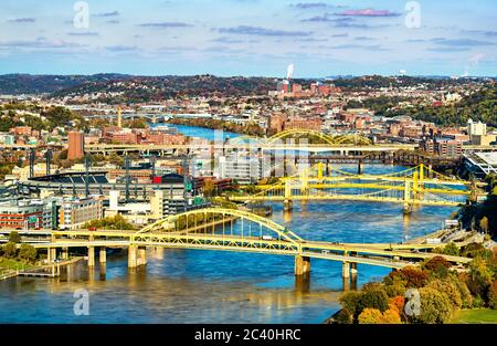 Ponts traversant la rivière Allegheny à Pittsburgh, Pennsylvanie Banque D'Images