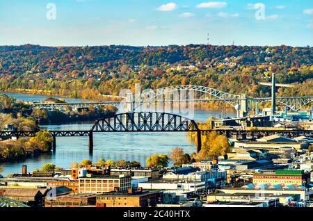 Ponts traversant la rivière Ohio à Pittsburgh, Pennsylvanie Banque D'Images