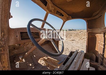 Les restes d'un vieux camion abandonné rouillé abandonné laissé dans le désert pour se délabrer Banque D'Images