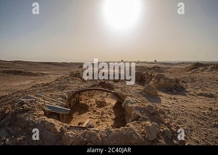 Gros plan sur un ancien soute militaire abandonné dans un paysage désertique africain lointain Banque D'Images