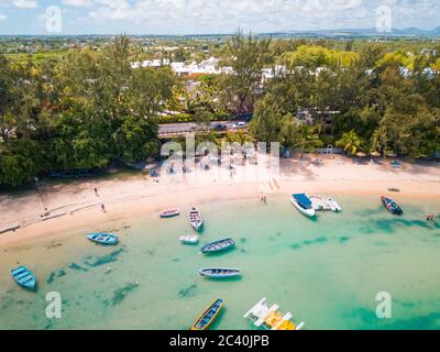 Vue aérienne: BAIN BOEUF Mauriutius. Belle plage dans le nord de l'île Maurice. Coin de mire, plage de sable blanc parmi les palmiers. Banque D'Images