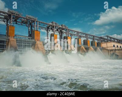 Centrale hydroélectrique sur le fleuve Nistru à Dubasari (Dubossary), Moldova. Centrale hydroélectrique, barrage à eau, source d'énergie électrique renouvelable, société industrielle Banque D'Images