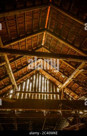 Intérieur de vieux hangar en bois avec des débris de bois avec des rayons de soleil. Ancienne grange. Banque D'Images