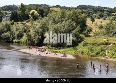 Les familles maintiennent leur distance sociale tout en profitant d'une journée ensoleillée sur la rivière Wye, alors que le confinement est assoupli le 23 juin 2020, Bredwardine, Herefordshire, Royaume-Uni Banque D'Images