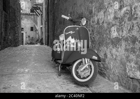 30 juin 2019 - Rome, Latium, Italie - UN Piaggio Vespa Sprint, garée dans une allée d'un ancien village, en Italie. Le symbole de scooter de la desi italienne Banque D'Images