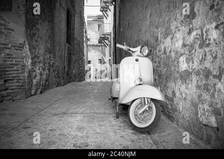 30 juin 2019 - Rome, Latium, Italie - UN Piaggio Vespa Sprint blanc, garée dans une allée d'un ancien village, en Italie. Le symbole scooter d'Italia Banque D'Images