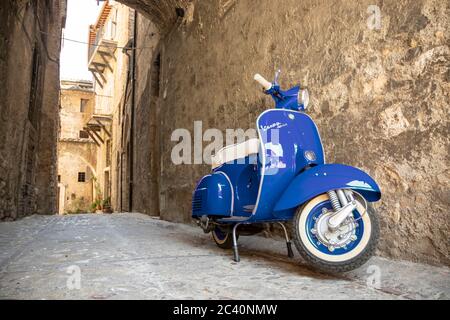 30 juin 2019 - Rome, Latium, Italie - UN Piaggio Vespa Sprint bleu, garée dans une allée d'un ancien village, en Italie. Le symbole de scooter de l'italien Banque D'Images