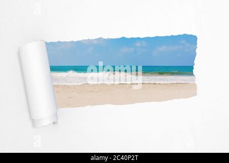 Sable Océan ou Plage de la mer dans le trou de papier blanc déchiré extrême de gros plan. Rendu 3d Banque D'Images