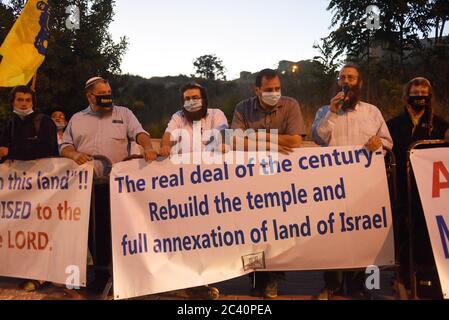 Jérusalem, Israël. 23 juin 2020. Les colons israéliens de droite brandissent des banderoles contre le plan de paix du siècle du président américain Donald Trump devant l'ambassade américaine à Jérusalem, le jeudi 18 juin 2020. Les colons juifs sont opposés à un état palestinien. Photo par Debbie Hill/UPI crédit: UPI/Alay Live News Banque D'Images