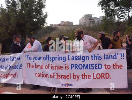 Jérusalem, Israël. 23 juin 2020. Les colons israéliens de droite brandissent des banderoles contre le plan de paix du siècle du président américain Donald Trump devant l'ambassade américaine à Jérusalem, le jeudi 18 juin 2020. Les colons juifs sont opposés à un état palestinien. Photo par Debbie Hill/UPI crédit: UPI/Alay Live News Banque D'Images