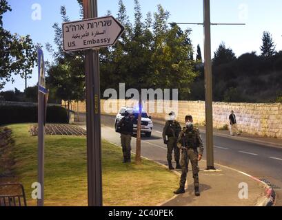 Jérusalem, Israël. 23 juin 2020. La police israélienne des frontières garde les colons de droite pour protester contre le plan de paix du siècle du président américain Donald Trump devant l'ambassade américaine à Jérusalem, le jeudi 18 juin 2020. Les colons juifs sont opposés à un état palestinien. Photo par Debbie Hill/UPI crédit: UPI/Alay Live News Banque D'Images