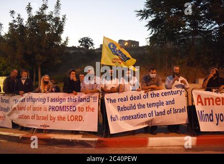 Jérusalem, Israël. 23 juin 2020. Les colons israéliens de droite brandissent des banderoles contre le plan de paix du siècle du président américain Donald Trump devant l'ambassade américaine à Jérusalem, le jeudi 18 juin 2020. Les colons juifs sont opposés à un état palestinien. Photo par Debbie Hill/UPI crédit: UPI/Alay Live News Banque D'Images