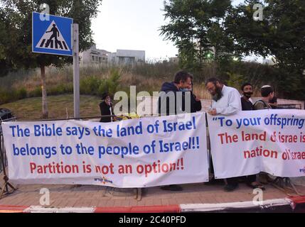 Jérusalem, Israël. 23 juin 2020. Les colons israéliens de droite brandissent des banderoles contre le plan de paix du siècle du président américain Donald Trump devant l'ambassade américaine à Jérusalem, le jeudi 18 juin 2020. Les colons juifs sont opposés à un état palestinien. Photo par Debbie Hill/UPI crédit: UPI/Alay Live News Banque D'Images