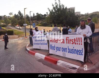 Jérusalem, Israël. 23 juin 2020. Les colons israéliens de droite brandissent des banderoles contre le plan de paix du siècle du président américain Donald Trump devant l'ambassade américaine à Jérusalem, le jeudi 18 juin 2020. Les colons juifs sont opposés à un état palestinien. Photo par Debbie Hill/UPI crédit: UPI/Alay Live News Banque D'Images