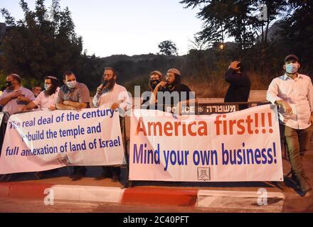 Jérusalem, Israël. 23 juin 2020. Les colons israéliens de droite brandissent des banderoles contre le plan de paix du siècle du président américain Donald Trump devant l'ambassade américaine à Jérusalem, le jeudi 18 juin 2020. Les colons juifs sont opposés à un état palestinien. Photo par Debbie Hill/UPI crédit: UPI/Alay Live News Banque D'Images