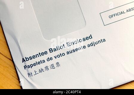 Vue d'une enveloppe contenant un bulletin de vote absent de l'électeur sur une table, New York, NY, USA, 23 juin 2020. Banque D'Images