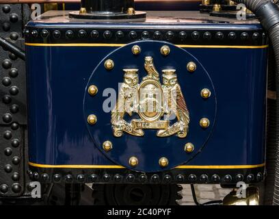 Leeds City council blason et devise, owls d'or avec inscription latine Pro Rece et Lege sur moteur de traction, Angleterre, Royaume-Uni Banque D'Images