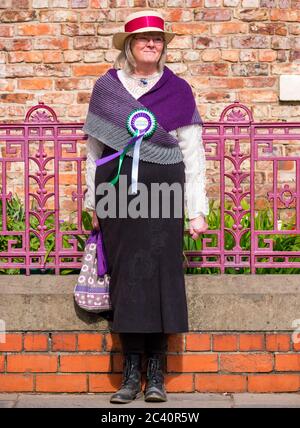 Femme habillée en costume d'époque comme suffragette avec rosette, Beamish Museum, comté de Durham, Angleterre, Royaume-Uni Banque D'Images