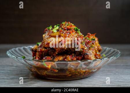 Succulent poulet à la sauce Balado épicée et parfumée. La pâte de Balado est faite à partir d'ingrédients tels que le piment rouge, l'ail et les échalotes. Banque D'Images