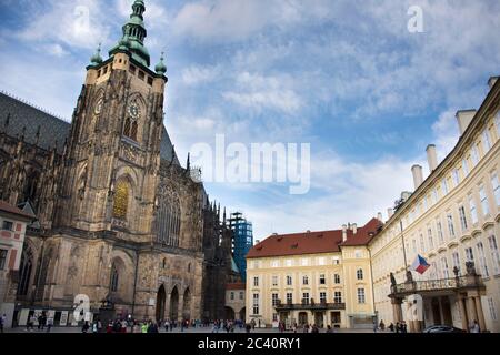 Les gens de Tchéquie et les voyageurs étrangers en voyage à pied visite et prendre photo classique rétro antique bâtiment ancien au château de Prague, Prague, Tchèque Banque D'Images