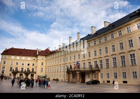 Les gens de Tchéquie et les voyageurs étrangers en voyage à pied visite et prendre photo classique rétro antique bâtiment ancien au château de Prague, Prague, Tchèque Banque D'Images