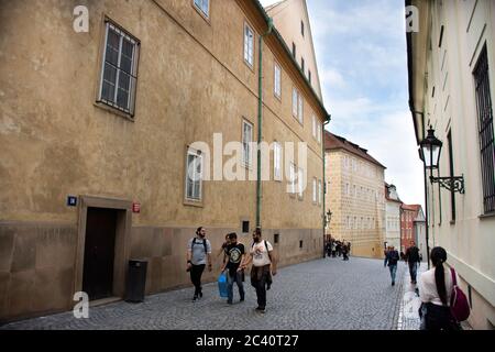 Les gens de Tchéquie et les voyageurs étrangers en voyage à pied visite et prendre photo classique rétro antique bâtiment ancien au château de Prague, Prague, Tchèque Banque D'Images