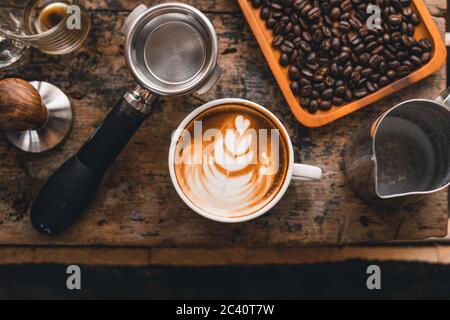 Latte le café dans une tasse sur la table à la maison, café lait Banque D'Images