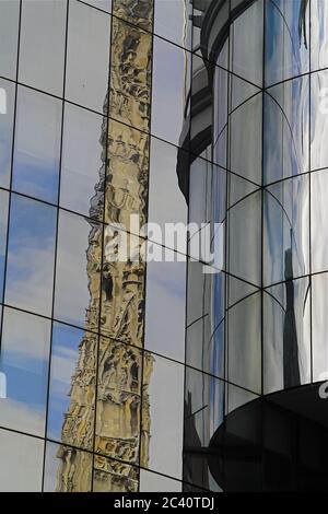 Wiedeń Vienna Stephansplatz; architecture moderne; façade en verre reflétant la cathédrale Saint-Étienne; Stephansdom Reflection auf der Glassfade Banque D'Images