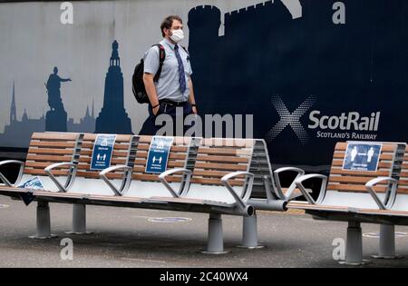 Un membre du personnel porte un masque facial de protection à l'intérieur de la station Waverley, à Édimbourg, alors que l'Écosse entre dans la deuxième phase de son plan en quatre étapes pour se détendre hors de son verrouillage. Banque D'Images