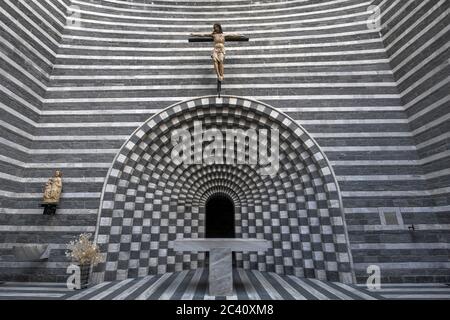 altair moderne dans la petite église de Saint Giovanni Battista de Mango dans Valle Maggia, Tessin, Suisse conçu par Mario Botta. Banque D'Images