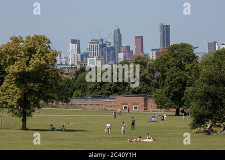 Londres, Angleterre. 23 juin 2020. Vues sur la ville de Lambeth, capturées à Brockwell Park dans le sud de Londres, en Angleterre. Les températures ont atteint des sommets de 28 degrés dans la capitale. (Photo de Sam Mellish / Alamy Live News) Banque D'Images