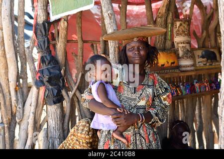 KAOKOLAND, NAMIBIE - 1 FÉVRIER 2016 : femme Herero non identifiée avec sa fille dans des vêtements traditionnels près d'Opuwo. Namibie. Le Herero appartenant à Banque D'Images