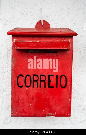 Boîte postale vintage avec le mot portugais « mail » sur un mur blanc Banque D'Images