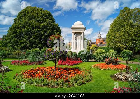 Royaume-Uni, Somerset, Taunton, Vivary Park, Gardens & Cenotaph en été Banque D'Images