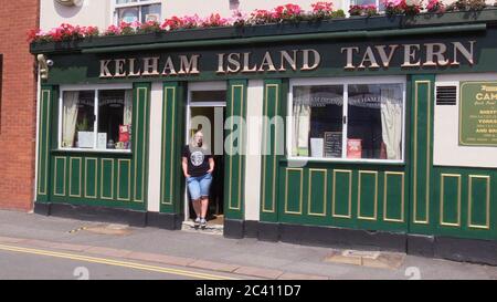 Louise Singleton, dame de la Kelham Island Tavern de Sheffield, affirme avoir un peu plus d'une semaine pour tout faire, de l'approvisionnement en bière à la formation de son personnel pour un tout nouveau monde de service à table, de systèmes à sens unique et de tables espacées, Comme les propriétaires disent qu'ils vont se tenir au fait des directives du gouvernement pour déterminer exactement comment ils devront adapter leurs pubs et survivre dans le nouveau monde après l'isolement. Banque D'Images