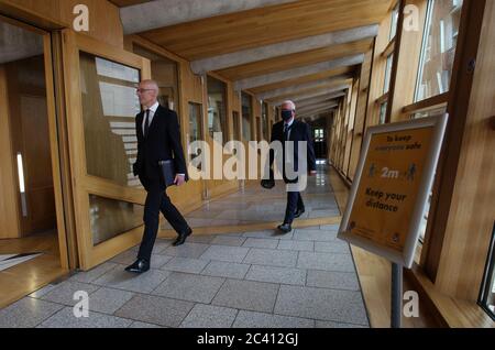 Le Premier ministre adjoint et secrétaire à l'éducation, John Swinney, arrive pour des questions d'actualité et une déclaration ministérielle, suivi de Bruce Crawford MSP au Parlement écossais, à Édimbourg. Swinney a déclaré que les élèves devraient se préparer à retourner à l'école à temps plein en août. Banque D'Images