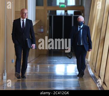 Le Premier ministre adjoint et secrétaire à l'éducation, John Swinney, arrive pour des questions d'actualité et une déclaration ministérielle, suivi de Bruce Crawford MSP au Parlement écossais, à Édimbourg. Swinney a déclaré que les élèves devraient se préparer à retourner à l'école à temps plein en août. Banque D'Images